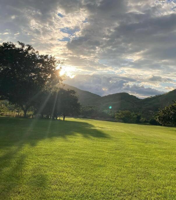 Casa Dentro Del Campo De Golf Vila Comayagua Exterior foto